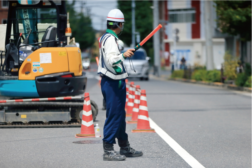店舗の家具を修理します。