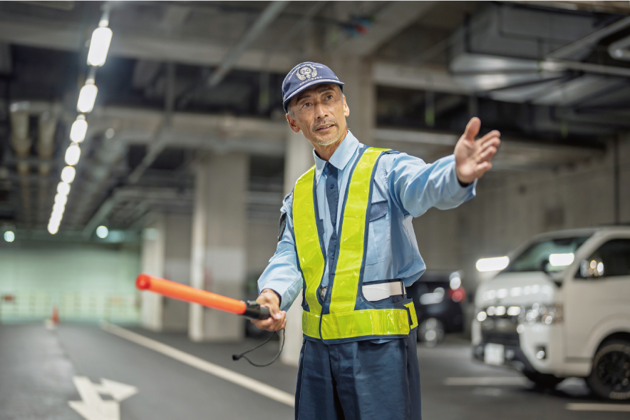 店舗の家具を修理します。