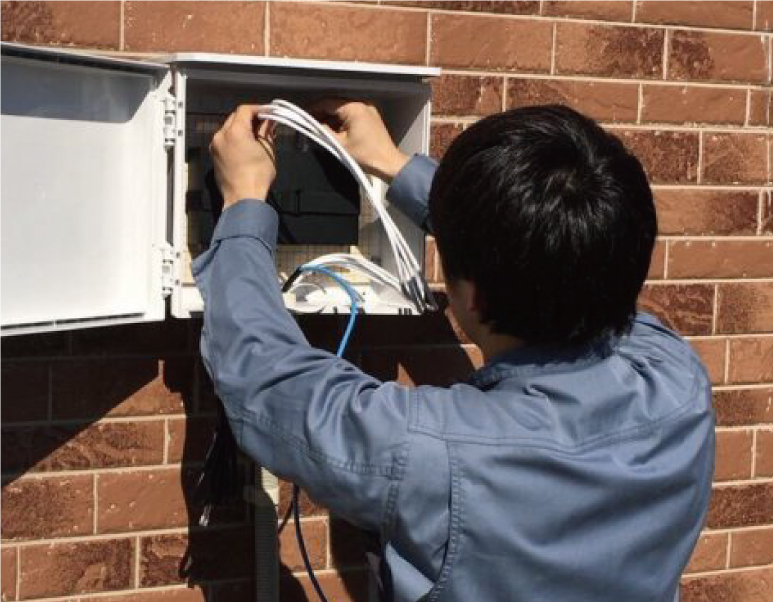 店舗の家具を修理します。