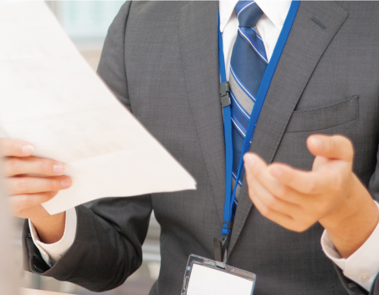 店舗の家具を修理します。